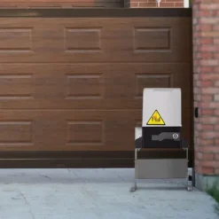 Skure, Garager & Carports^1400 kg motoriseret automatisk skydeportåbner med fjernbetjeninger - effektiv og brugervenlig løsning til din adgang.