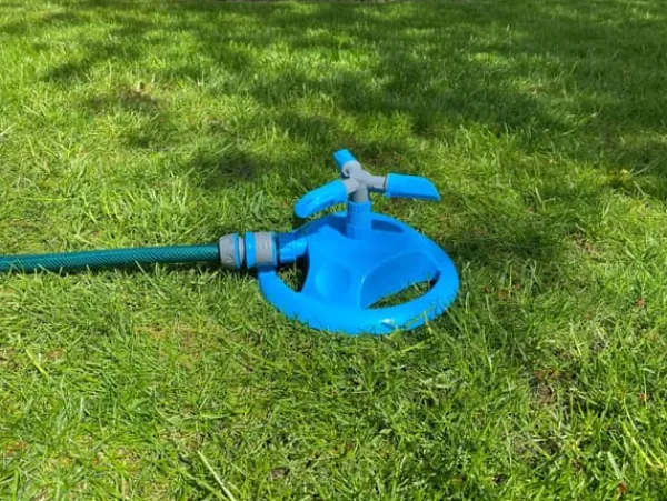 Discount 3-armet roterende sprinkler med base Vanding