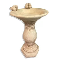 Clearance Beige betonvander med dekorative spurve - en stilfuld søjle til haven Til Fugle & Småvildt