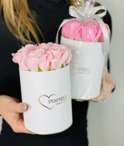 Blomster^Blomsterkasse Inspiruj - Lyserød kasse med sæberoser - nr. 17 Mix fuchsia grøn gul