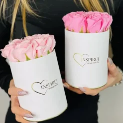 Blomster^Blomsterkasse Inspiruj - Lyserød kasse med sæberoser - nr. 17 Mix fuchsia grøn gul