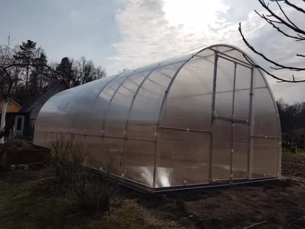 Clearance Drivhus KLASIKA RØR 3x10m (30m2) med fundamenter og 4mm polycarbonatbelægning Drivhus