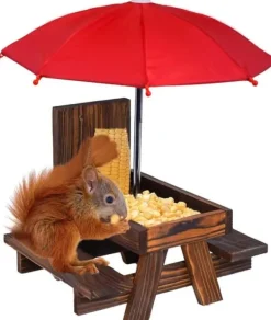 Til Fugle & Småvildt^Lollanda Bordsæt til egern – udendørs picnicbord med parasol til fodring af fugle og egern, dekorativ havestation