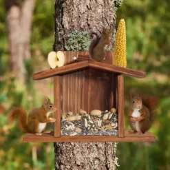 Til Fugle & Småvildt^Lollanda Squirrel Feeder – Udendørs Egernfoderstation, Træ Egernfoder, holdbar og nem at fylde, med aftageligt frontpanel