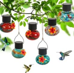 Clearance OBOSOE Solar Hummingbird Feeder med vindklokke – 6 lækagesikre glasdøre, matteret design og flerfarvet natlys Vinddekoration