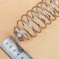 Discount Rustfrit Stål Spiral Fuglefoderhus Godbids Frugtholder til Papegøje Fuglefoderhus Til Fugle & Småvildt