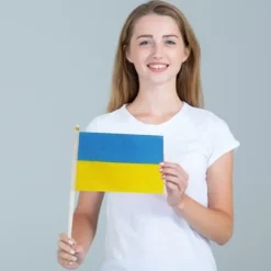 Flag & Vindposer^100st Ukraina Handhållna Flaggor 21*30cm Ukrainska nationella Mini Stick Flaggor Fest Festival Parader Fester Dekor
