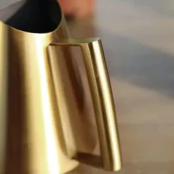 Vanding^Vandkande - Lille blomsterkande - Rustfrit stål 201 - Lang tud - 900 ml - Moderne design - Lakeret overflade - Guld